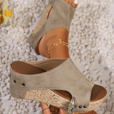 Sandalias de mujer de cuña con tachuelas