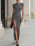 Vestido maxi gris fruncido con abertura lateral
